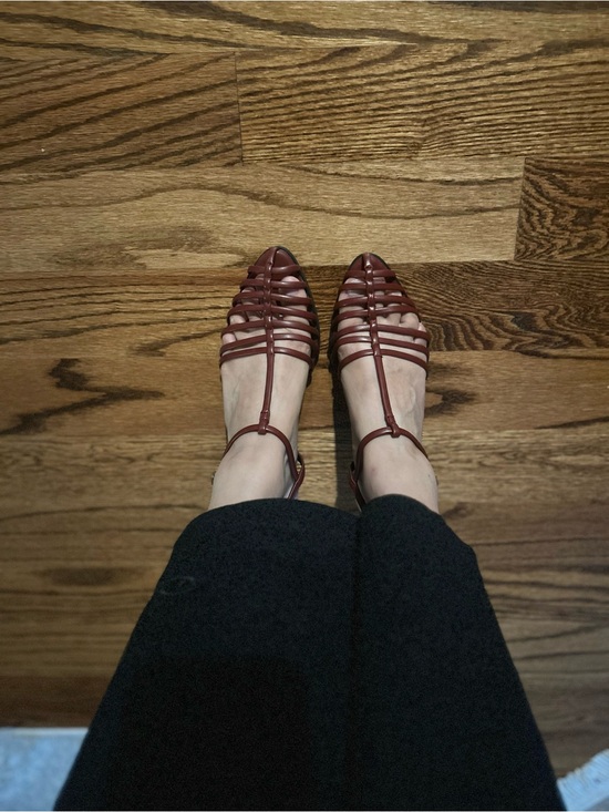 Shoes - Women's Strappy T‑Bar Flat Sandals in Burgundy